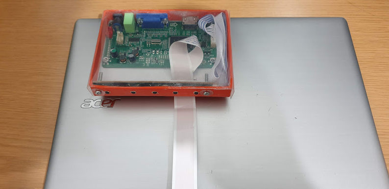 Caja fijada y con embellecedor