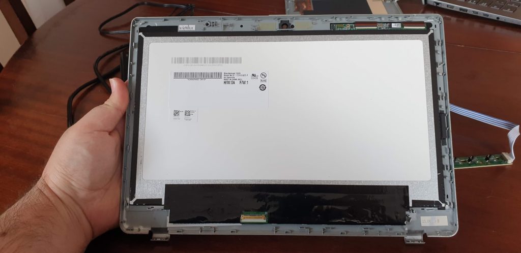 Pantalla del portátil desmontada y sin cableado