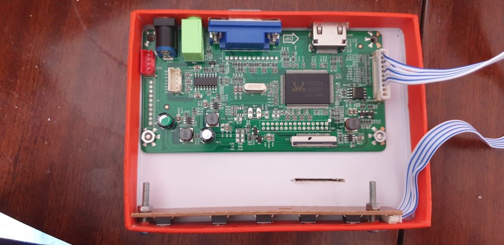Caja fijada con tornillos
